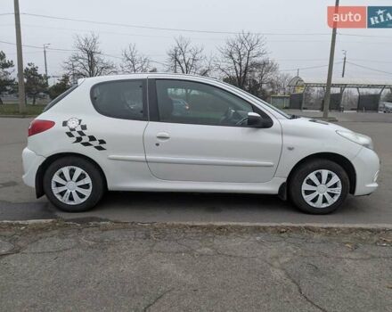 Белый Пежо 206, объемом двигателя 1.4 л и пробегом 176 тыс. км за 5200 $, фото 6 на Automoto.ua