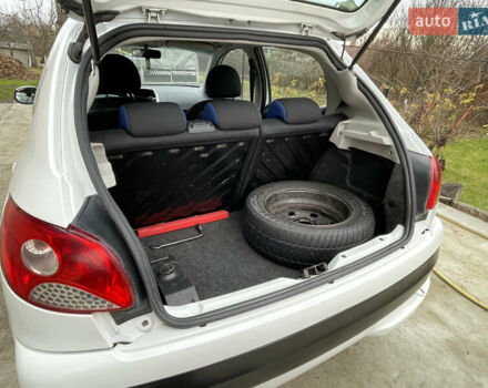 Белый Пежо 206, объемом двигателя 1.4 л и пробегом 130 тыс. км за 5800 $, фото 23 на Automoto.ua