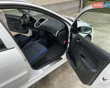 Белый Пежо 206, объемом двигателя 1.4 л и пробегом 130 тыс. км за 5800 $, фото 13 на Automoto.ua