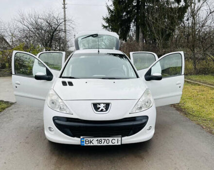 Белый Пежо 206, объемом двигателя 1.4 л и пробегом 130 тыс. км за 5800 $, фото 7 на Automoto.ua