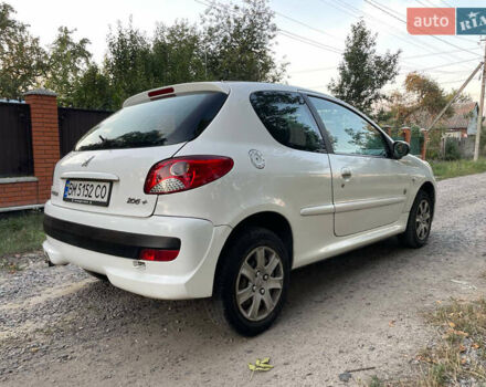 Белый Пежо 206, объемом двигателя 1.12 л и пробегом 180 тыс. км за 4500 $, фото 3 на Automoto.ua