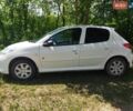 Білий Пежо 206, об'ємом двигуна 1.36 л та пробігом 136 тис. км за 4200 $, фото 1 на Automoto.ua