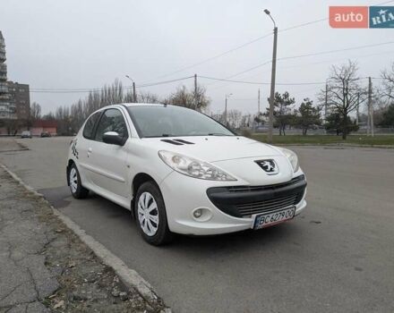Белый Пежо 206, объемом двигателя 1.4 л и пробегом 176 тыс. км за 5200 $, фото 7 на Automoto.ua