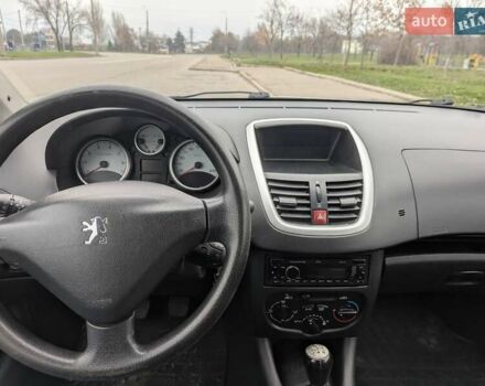 Белый Пежо 206, объемом двигателя 1.4 л и пробегом 176 тыс. км за 5200 $, фото 14 на Automoto.ua