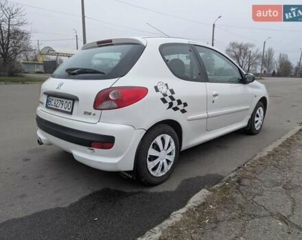 Белый Пежо 206, объемом двигателя 1.4 л и пробегом 176 тыс. км за 5200 $, фото 5 на Automoto.ua