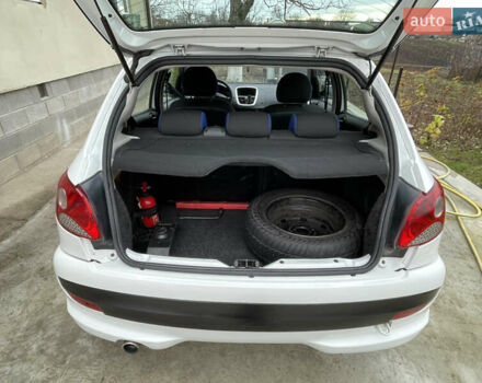 Белый Пежо 206, объемом двигателя 1.4 л и пробегом 130 тыс. км за 5800 $, фото 25 на Automoto.ua