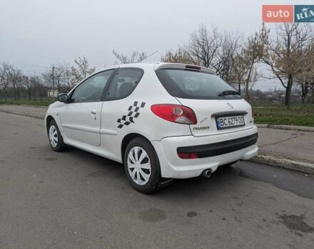Белый Пежо 206, объемом двигателя 1.4 л и пробегом 176 тыс. км за 5200 $, фото 3 на Automoto.ua