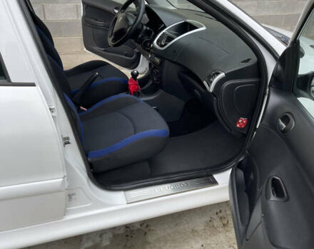 Белый Пежо 206, объемом двигателя 1.4 л и пробегом 130 тыс. км за 5800 $, фото 9 на Automoto.ua