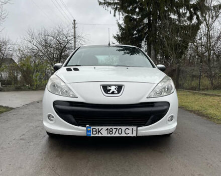 Белый Пежо 206, объемом двигателя 1.4 л и пробегом 130 тыс. км за 5800 $, фото 4 на Automoto.ua
