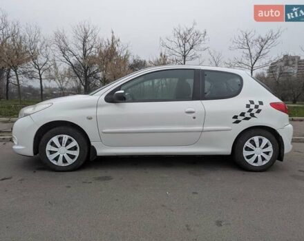 Белый Пежо 206, объемом двигателя 1.4 л и пробегом 176 тыс. км за 5200 $, фото 2 на Automoto.ua