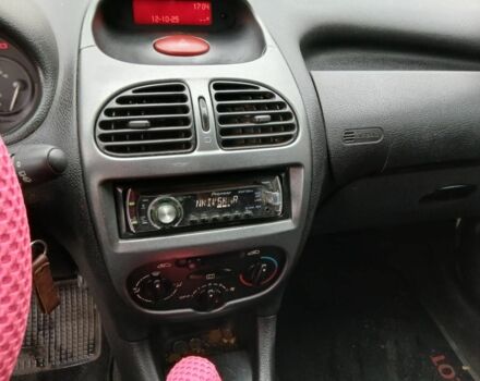 Білий Пежо 206, об'ємом двигуна 1.1 л та пробігом 237 тис. км за 2000 $, фото 4 на Automoto.ua