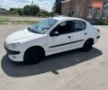 Білий Пежо 206, об'ємом двигуна 1.36 л та пробігом 221 тис. км за 1999 $, фото 1 на Automoto.ua