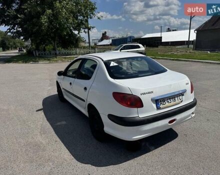 Білий Пежо 206, об'ємом двигуна 1.36 л та пробігом 221 тис. км за 1999 $, фото 8 на Automoto.ua