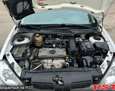 Білий Пежо 206, об'ємом двигуна 1.4 л та пробігом 229 тис. км за 2850 $, фото 4 на Automoto.ua