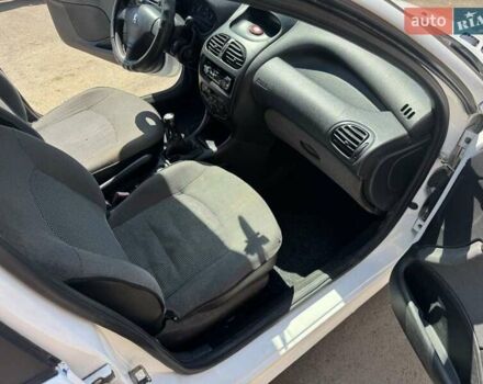 Білий Пежо 206, об'ємом двигуна 1.36 л та пробігом 221 тис. км за 1999 $, фото 4 на Automoto.ua