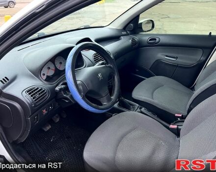 Білий Пежо 206, об'ємом двигуна 1.4 л та пробігом 229 тис. км за 2850 $, фото 5 на Automoto.ua