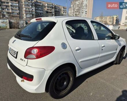 Білий Пежо 206, об'ємом двигуна 1.36 л та пробігом 130 тис. км за 5500 $, фото 5 на Automoto.ua