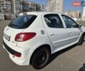 Білий Пежо 206, об'ємом двигуна 1.36 л та пробігом 130 тис. км за 5500 $, фото 5 на Automoto.ua