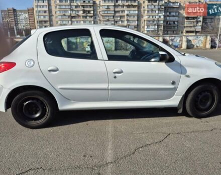 Білий Пежо 206, об'ємом двигуна 1.36 л та пробігом 130 тис. км за 5500 $, фото 2 на Automoto.ua