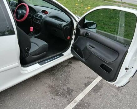 Білий Пежо 206, об'ємом двигуна 1.1 л та пробігом 237 тис. км за 2000 $, фото 4 на Automoto.ua