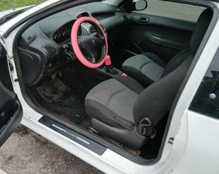Білий Пежо 206, об'ємом двигуна 1.1 л та пробігом 237 тис. км за 2000 $, фото 7 на Automoto.ua