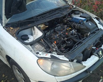Белый Пежо 206, объемом двигателя 2 л и пробегом 345 тыс. км за 310 $, фото 1 на Automoto.ua