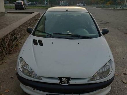 Белый Пежо 206, объемом двигателя 1.36 л и пробегом 253 тыс. км за 1900 $, фото 1 на Automoto.ua