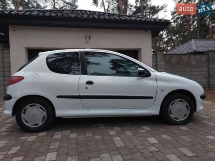 Пежо 206 2006 в Чернигове на Automoto.ua Белый Пежо 206, объемом двигателя 1.36 л и пробегом 324 тыс. км за 3555 $, фото 1 на Automoto.ua