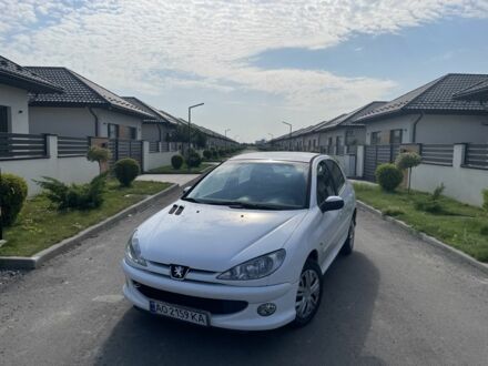 Белый Пежо 206, объемом двигателя 1.4 л и пробегом 298 тыс. км за 3600 $, фото 1 на Automoto.ua