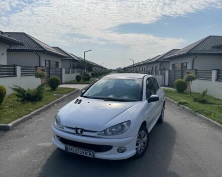 Белый Пежо 206, объемом двигателя 1.4 л и пробегом 298 тыс. км за 3600 $, фото 1 на Automoto.ua