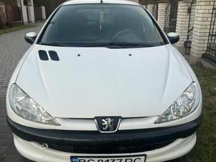 Белый Пежо 206, объемом двигателя 1.36 л и пробегом 227 тыс. км за 2500 $, фото 1 на Automoto.ua