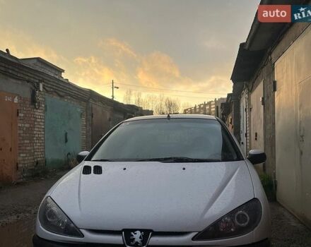 Белый Пежо 206, объемом двигателя 1.4 л и пробегом 299 тыс. км за 3900 $, фото 1 на Automoto.ua