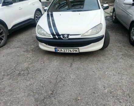 Белый Пежо 206, объемом двигателя 1.36 л и пробегом 248 тыс. км за 2700 $, фото 1 на Automoto.ua