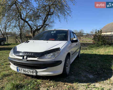 Белый Пежо 206, объемом двигателя 1.4 л и пробегом 383 тыс. км за 2750 $, фото 1 на Automoto.ua