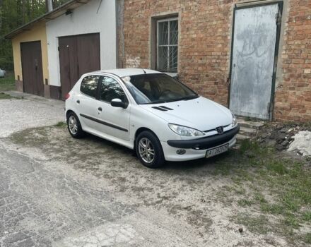 Белый Пежо 206, объемом двигателя 1.6 л и пробегом 212 тыс. км за 2800 $, фото 1 на Automoto.ua