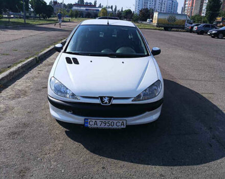 Белый Пежо 206, объемом двигателя 1.4 л и пробегом 231 тыс. км за 3300 $, фото 1 на Automoto.ua