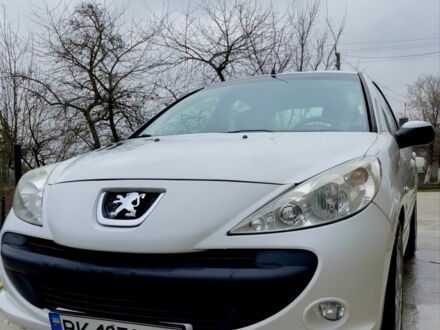 Белый Пежо 206, объемом двигателя 1.4 л и пробегом 130 тыс. км за 5800 $, фото 1 на Automoto.ua