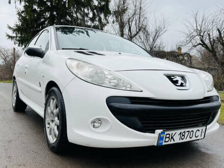 Белый Пежо 206, объемом двигателя 1.4 л и пробегом 130 тыс. км за 5800 $, фото 1 на Automoto.ua