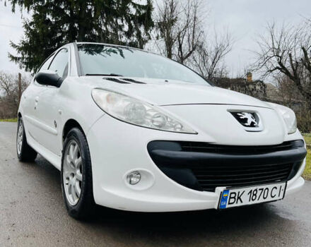 Белый Пежо 206, объемом двигателя 1.4 л и пробегом 130 тыс. км за 5800 $, фото 1 на Automoto.ua