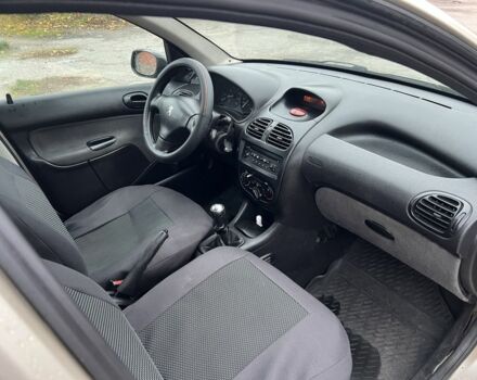 Бежевий Пежо 206, об'ємом двигуна 1.4 л та пробігом 377 тис. км за 2600 $, фото 4 на Automoto.ua