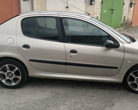 Бежевый Пежо 206, объемом двигателя 1.36 л и пробегом 174 тыс. км за 3950 $, фото 3 на Automoto.ua