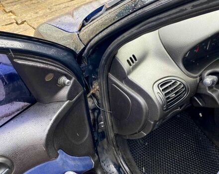 Чорний Пежо 206, об'ємом двигуна 1.4 л та пробігом 366 тис. км за 2000 $, фото 5 на Automoto.ua
