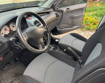 Черный Пежо 206, объемом двигателя 1.36 л и пробегом 142 тыс. км за 3500 $, фото 5 на Automoto.ua