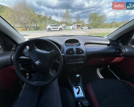 Черный Пежо 206, объемом двигателя 1.36 л и пробегом 355 тыс. км за 2650 $, фото 1 на Automoto.ua