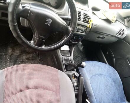 Чорний Пежо 206, об'ємом двигуна 1.4 л та пробігом 300 тис. км за 2000 $, фото 6 на Automoto.ua
