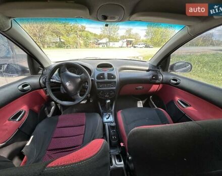 Черный Пежо 206, объемом двигателя 1.36 л и пробегом 355 тыс. км за 2650 $, фото 3 на Automoto.ua