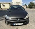 Черный Пежо 206, объемом двигателя 1.36 л и пробегом 266 тыс. км за 3200 $, фото 1 на Automoto.ua