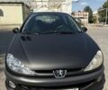 Черный Пежо 206, объемом двигателя 1.36 л и пробегом 266 тыс. км за 3200 $, фото 1 на Automoto.ua