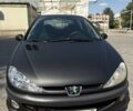 Черный Пежо 206, объемом двигателя 1.36 л и пробегом 266 тыс. км за 2900 $, фото 1 на Automoto.ua
