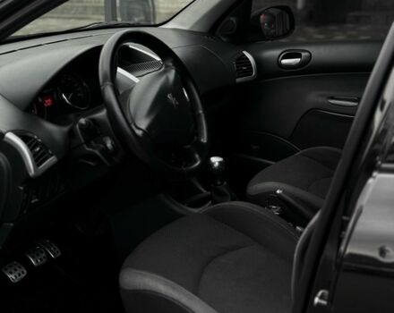 Черный Пежо 206, объемом двигателя 1.4 л и пробегом 207 тыс. км за 5900 $, фото 6 на Automoto.ua